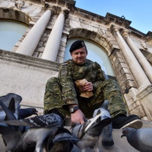 Vojnik Branimir Dedić hrani golubove