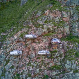 Apartmani na litici peruanske planine