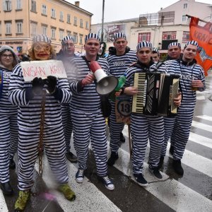 Vesela povorka maškara prodefilirala centrom Pule