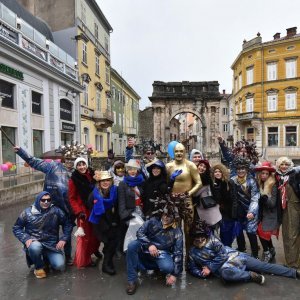 Vesela povorka maškara prodefilirala centrom Pule