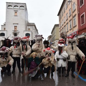 Vesela povorka maškara prodefilirala centrom Pule