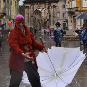 Vesela povorka maškara prodefilirala centrom Pule