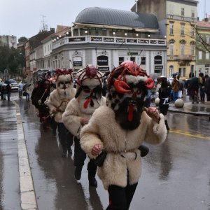 Vesela povorka maškara prodefilirala centrom Pule