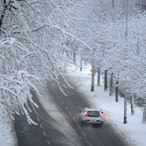 Zagrepčane jutros dočekao bijeli pokrivač