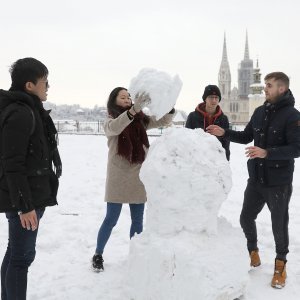 Francuski turisti napravili su snjegovića na platou Gradec u Zagrebu