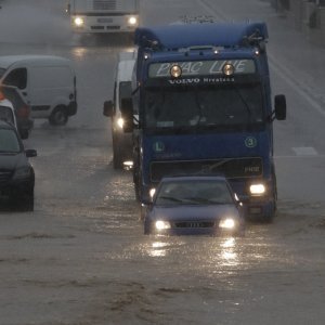Obilna kiša potopila Makarsku