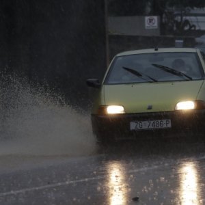 Obilna kiša potopila Makarsku