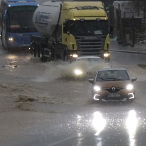 Obilna kiša potopila Makarsku