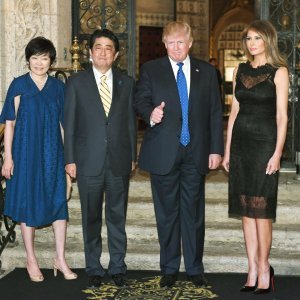 Melania i DonaldTrump, japanski premijer Shinzo Abe sa suprugom Akie Abe