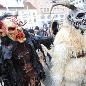 Fašnička povorka na Trgu bana Jelačića u sklopu manifestacije Fašnik vu Zagrebu