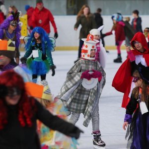 Zagreb: Maskenbal na Šalati privukao mnoštvo maskiranih roditelja i djece na klizanje