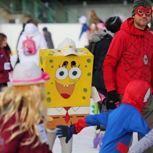 Zagreb: Maskenbal na Šalati privukao mnoštvo maskiranih roditelja i djece na klizanje