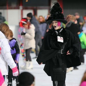 Zagreb: Maskenbal na Šalati privukao mnoštvo maskiranih roditelja i djece na klizanje