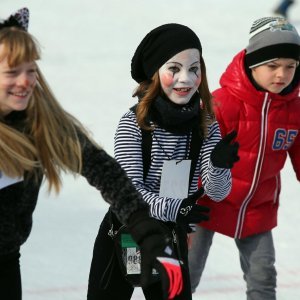 Zagreb: Maskenbal na Šalati privukao mnoštvo maskiranih roditelja i djece na klizanje