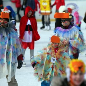 Zagreb: Maskenbal na Šalati privukao mnoštvo maskiranih roditelja i djece na klizanje