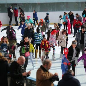 Zagreb: Maskenbal na Šalati privukao mnoštvo maskiranih roditelja i djece na klizanje