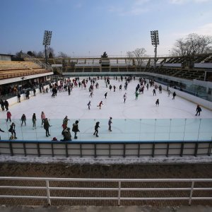 Zagreb: Maskenbal na Šalati privukao mnoštvo maskiranih roditelja i djece na klizanje