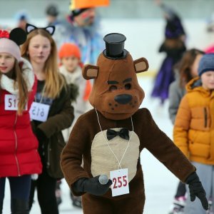 Zagreb: Maskenbal na Šalati privukao mnoštvo maskiranih roditelja i djece na klizanje