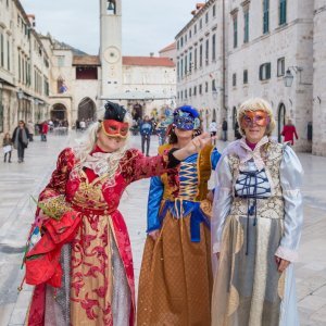 Valcer pod maskama na Stradunu uz nastup Gradske glazbe Dubrovnik i Karnevalskog benda