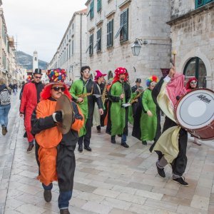 Valcer pod maskama na Stradunu uz nastup Gradske glazbe Dubrovnik i Karnevalskog benda