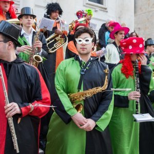 Valcer pod maskama na Stradunu uz nastup Gradske glazbe Dubrovnik i Karnevalskog benda