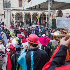 Valcer pod maskama na Stradunu uz nastup Gradske glazbe Dubrovnik i Karnevalskog benda