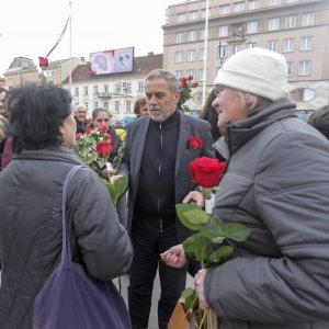 Gradonačelnik Bandić povodom Valentinova Zagrepčanke darivao ružama