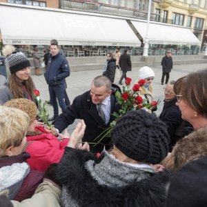 Gradonačelnik Bandić povodom Valentinova Zagrepčanke darivao ružama