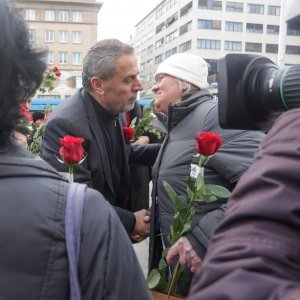 Gradonačelnik Bandić povodom Valentinova Zagrepčanke darivao ružama