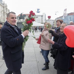 Gradonačelnik Bandić povodom Valentinova Zagrepčanke darivao ružama