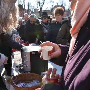 Članovi SDP-a s lizalicom i šalicom kave družili se s građanima Pule