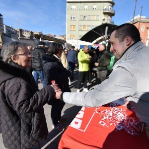 Članovi SDP-a s lizalicom i šalicom kave družili se s građanima Pule