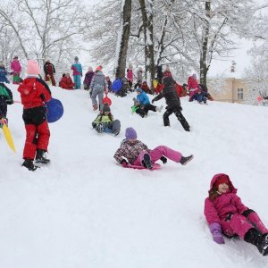 Karlovac: Građani čiste novih 20-tak cm napadalog snijega a najmlađi uživaju u sanjkanju