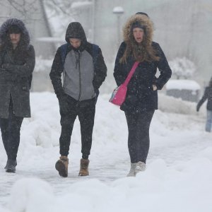 Karlovac: Građani čiste novih 20-tak cm napadalog snijega a najmlađi uživaju u sanjkanju