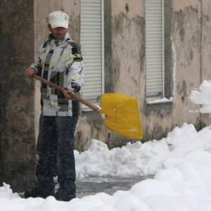 Karlovac: Građani čiste novih 20-tak cm napadalog snijega a najmlađi uživaju u sanjkanju