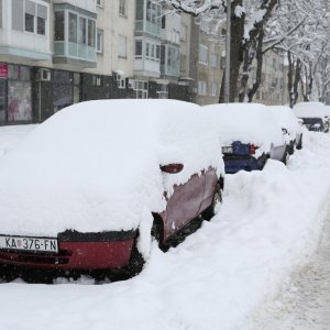 Karlovac: Građani čiste novih 20-tak cm napadalog snijega a najmlađi uživaju u sanjkanju