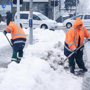 Sisak: Radnice Komunalca jedino lopatom mogu očistiti snijeg s prilaza pješačkim stazama