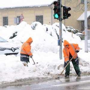 Sisak: Radnice Komunalca jedino lopatom mogu očistiti snijeg s prilaza pješačkim stazama