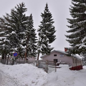 Gospić: Gusti snijeg i dalje pada na području Like