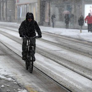 Zagreb: Snijeg otežao odvijanje gradskog prijevoza a i hodanje pješacima