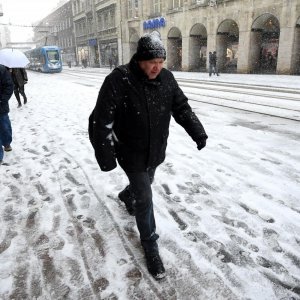 Zagreb: Snijeg otežao odvijanje gradskog prijevoza a i hodanje pješacima