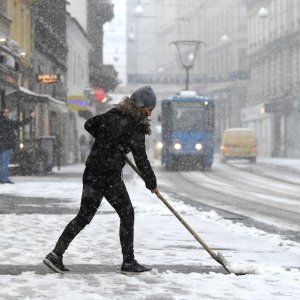 Zagreb: Snijeg otežao odvijanje gradskog prijevoza a i hodanje pješacima