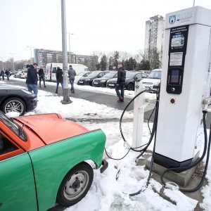 Trabant na električnoj punionici