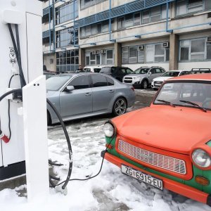 Trabant na električnoj punionici