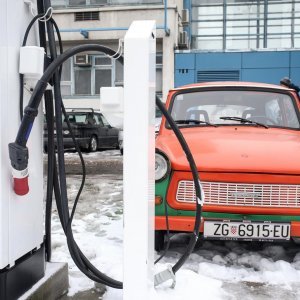 Trabant na električnoj punionici