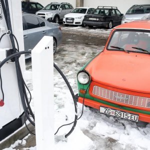 Trabant na električnoj punionici