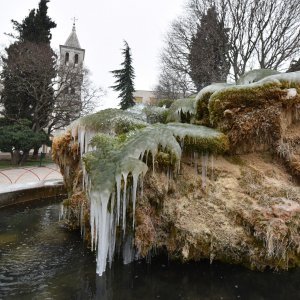 Fontana ispred Gospe van grada u Šibeniku