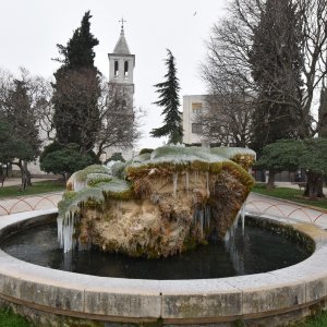 Fontana ispred Gospe van grada u Šibeniku