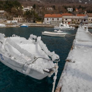 Led okovao brodice na Jadranu