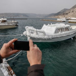 Led okovao brodice na Jadranu